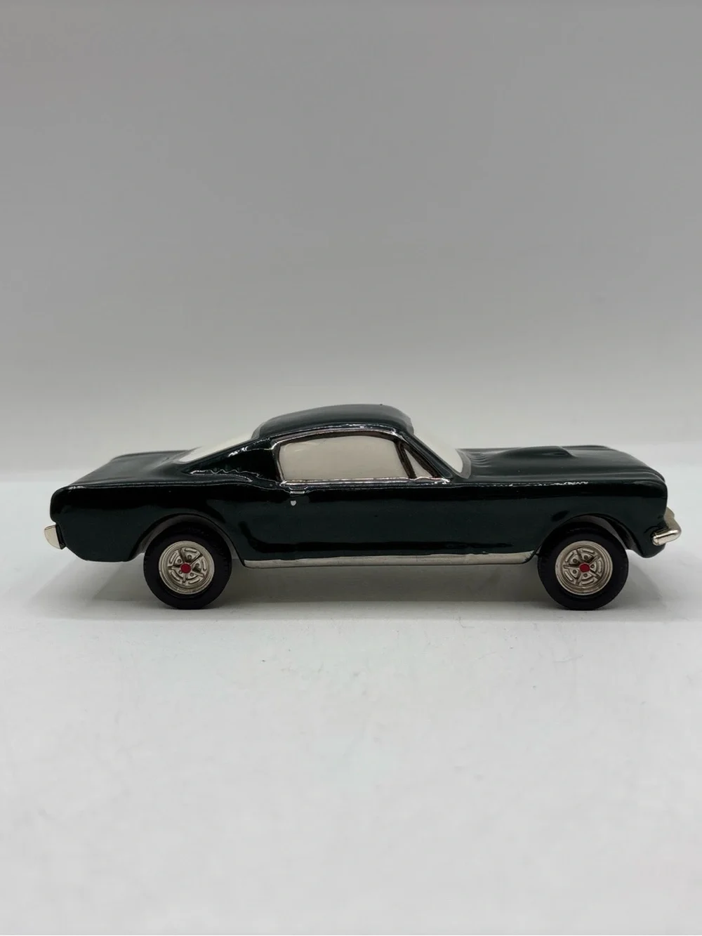 Dept 56 2004 Vintage SVCC 1965 Ford Mustang 2+ 2 Fastback Custom 56.55537 Retire